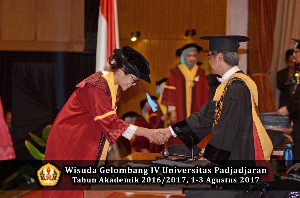 Wisuda Unpad Gel IV TA 2016_2017 Fakultas ILMU BUDAYA oleh  Rektor 039