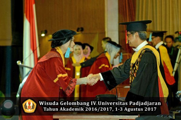Wisuda Unpad Gel IV TA 2016_2017 Fakultas ILMU BUDAYA oleh  Rektor 041