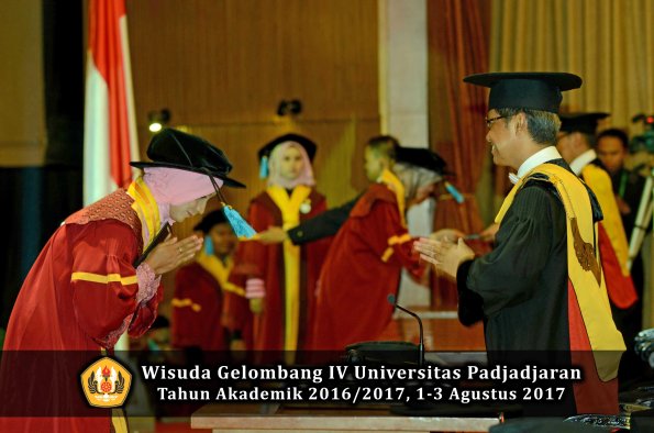 Wisuda Unpad Gel IV TA 2016_2017 Fakultas ILMU BUDAYA oleh  Rektor 044