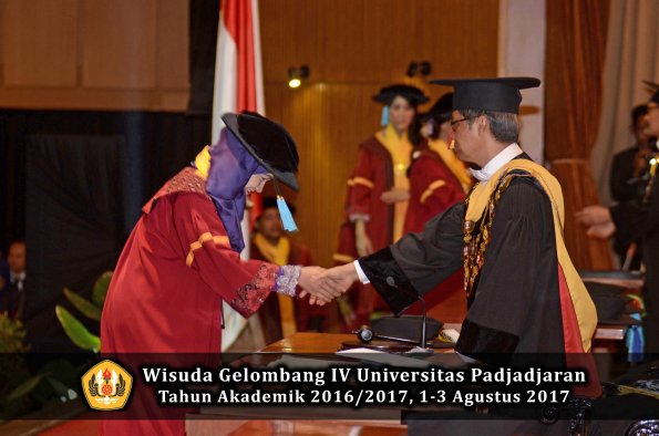 Wisuda Unpad Gel IV TA 2016_2017 Fakultas ILMU BUDAYA oleh  Rektor 055