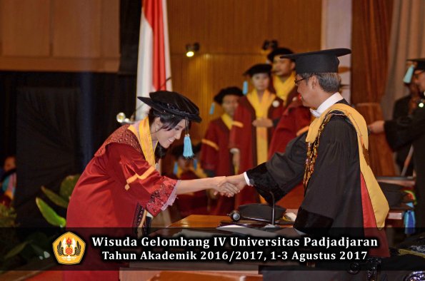 Wisuda Unpad Gel IV TA 2016_2017 Fakultas ILMU BUDAYA oleh  Rektor 057
