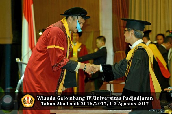 Wisuda Unpad Gel IV TA 2016_2017 Fakultas ILMU BUDAYA oleh  Rektor 060