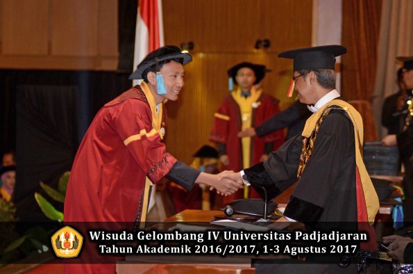 Wisuda Unpad Gel IV TA 2016_2017 Fakultas ILMU BUDAYA oleh  Rektor 061