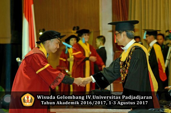 Wisuda Unpad Gel IV TA 2016_2017 Fakultas ILMU BUDAYA oleh  Rektor 062