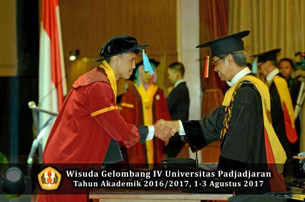 Wisuda Unpad Gel IV TA 2016_2017 Fakultas ILMU BUDAYA oleh  Rektor 066