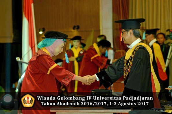 Wisuda Unpad Gel IV TA 2016_2017 Fakultas ILMU BUDAYA oleh  Rektor 067