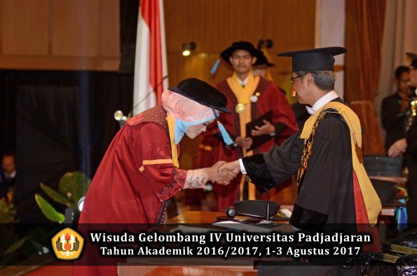 Wisuda Unpad Gel IV TA 2016_2017 Fakultas ILMU BUDAYA oleh  Rektor 073