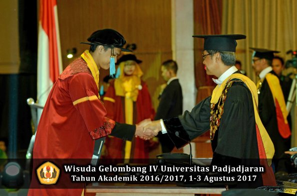 Wisuda Unpad Gel IV TA 2016_2017 Fakultas ILMU BUDAYA oleh  Rektor 074