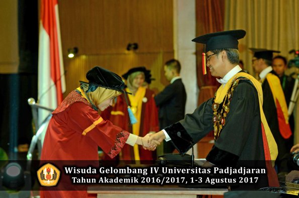 Wisuda Unpad Gel IV TA 2016_2017 Fakultas ILMU BUDAYA oleh  Rektor 083