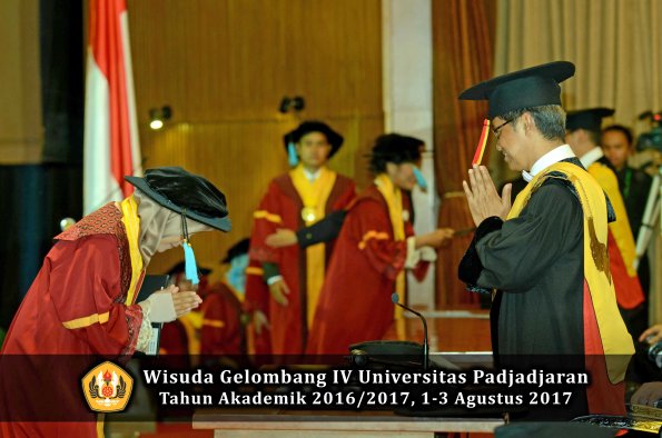 Wisuda Unpad Gel IV TA 2016_2017 Fakultas ILMU BUDAYA oleh  Rektor 084