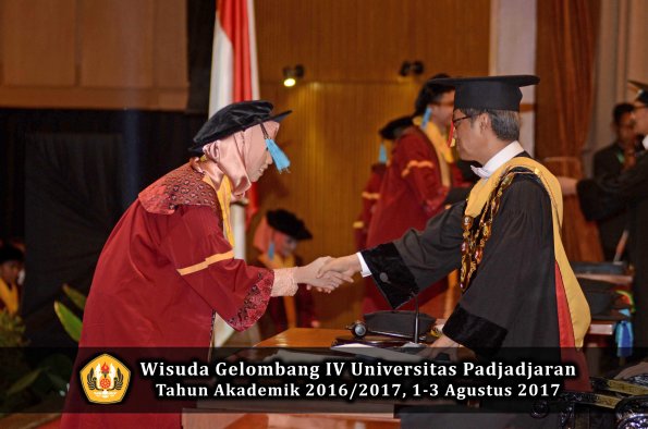 Wisuda Unpad Gel IV TA 2016_2017 Fakultas ILMU BUDAYA oleh  Rektor 091