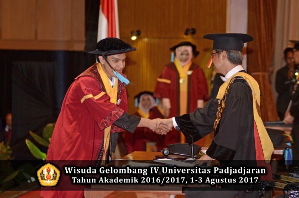 Wisuda Unpad Gel IV TA 2016_2017 Fakultas ILMU BUDAYA oleh  Rektor 135