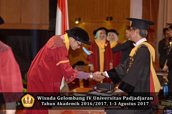 Wisuda Unpad Gel IV TA 2016_2017 Fakultas ILMU BUDAYA oleh  Rektor 137
