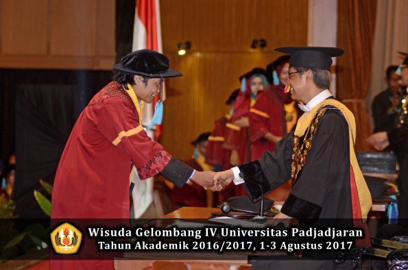 Wisuda Unpad Gel IV TA 2016_2017 Fakultas ILMU BUDAYA oleh  Rektor 149