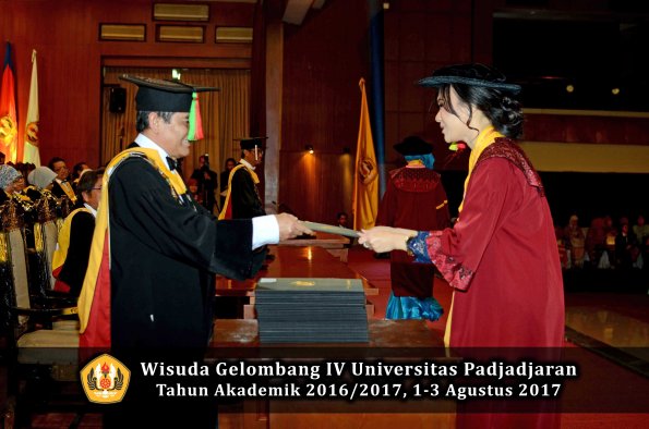 Wisuda Unpad Gel IV TA 2016_2017 Fakultas M I P A oleh  Dekan 012