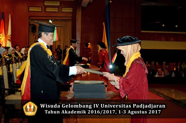 Wisuda Unpad Gel IV TA 2016_2017 Fakultas M I P A oleh  Dekan 014