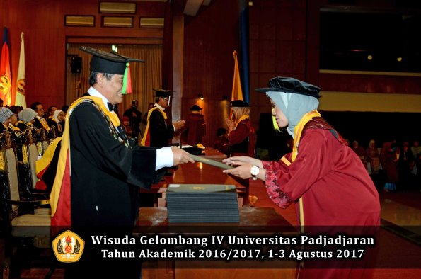 Wisuda Unpad Gel IV TA 2016_2017 Fakultas M I P A oleh  Dekan 015