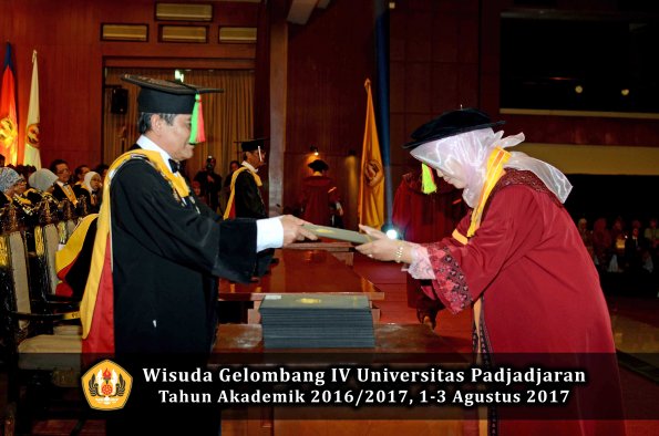 Wisuda Unpad Gel IV TA 2016_2017 Fakultas M I P A oleh  Dekan 019