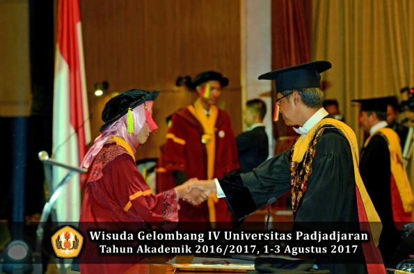 Wisuda Unpad Gel IV TA 2016_2017 Fakultas M I P A oleh  Rektor 023