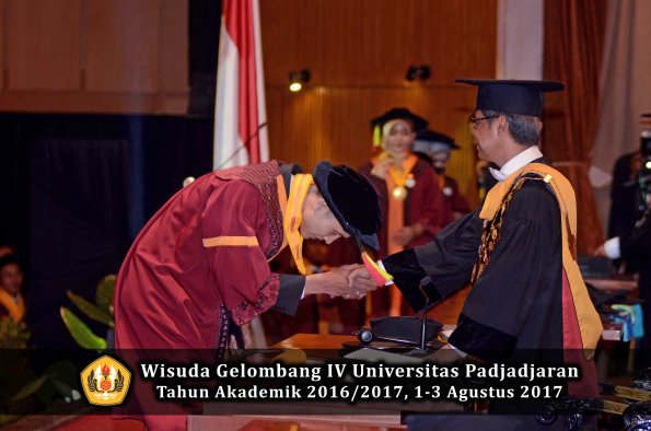 Wisuda Unpad Gel IV TA 2016_2017 Fakultas M I P A oleh  Rektor 024