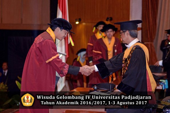 Wisuda Unpad Gel IV TA 2016_2017 Fakultas M I P A oleh  Rektor 057