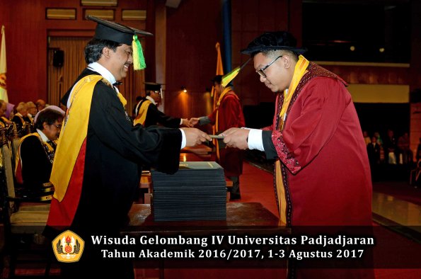 Wisuda Unpad Gel IV TA 2016_2017 Fakultas ILMU KOMUNIKASI oleh Dekan 019