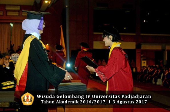 Wisuda Unpad Gel IV TA 2016_2017 Fakultas PSIKOLOGI oleh Dekan 012
