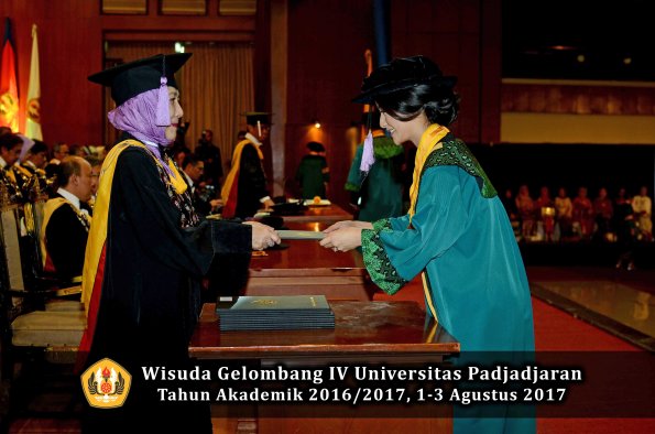 Wisuda Unpad Gel IV TA 2016_2017 Fakultas KEDOKTERAN oleh  Dekan 017