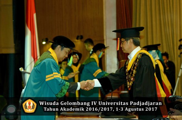 Wisuda Unpad Gel IV TA 2016_2017 Fakultas FARMASI oleh Rektor 001