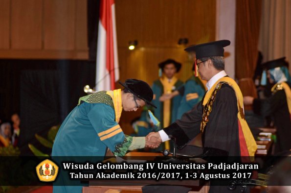 Wisuda Unpad Gel IV TA 2016_2017 Fakultas FARMASI oleh Rektor 002