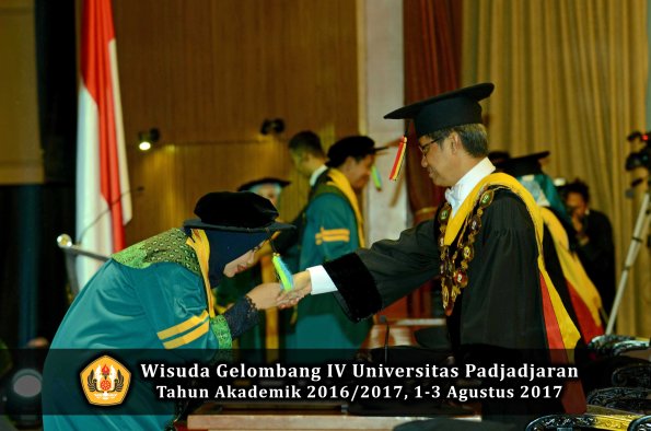 Wisuda Unpad Gel IV TA 2016_2017 Fakultas FARMASI oleh Rektor 003