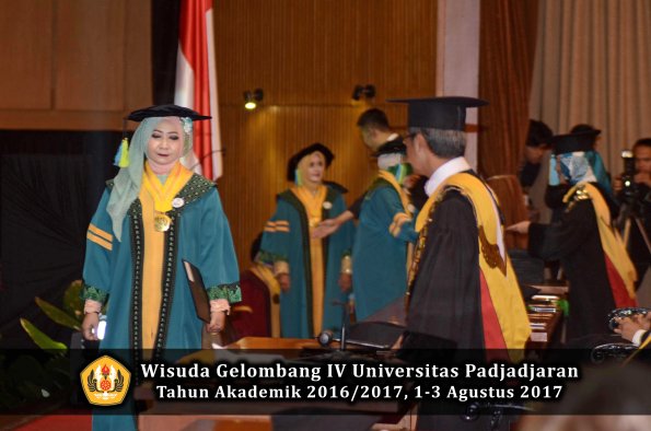 Wisuda Unpad Gel IV TA 2016_2017 Fakultas FARMASI oleh Rektor 005
