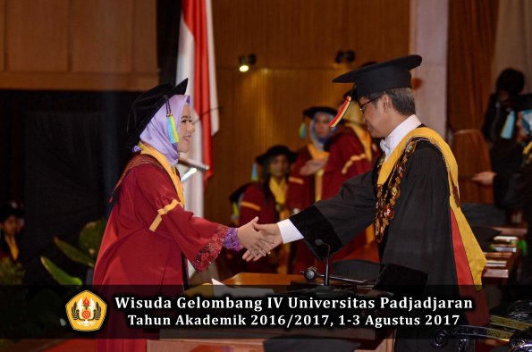 Wisuda Unpad Gel IV TA 2016_2017 Fakultas FARMASI oleh Rektor 014