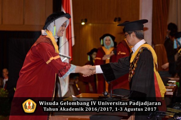 Wisuda Unpad Gel IV TA 2016_2017 Fakultas FARMASI oleh Rektor 018