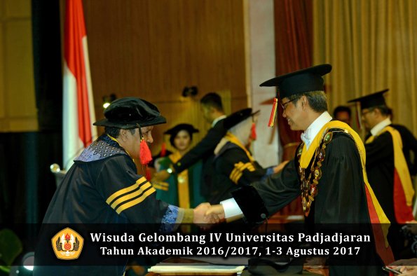 Wisuda Unpad Gel IV TA 2016_2017 Fakultas HUKUM oleh Rektor 010