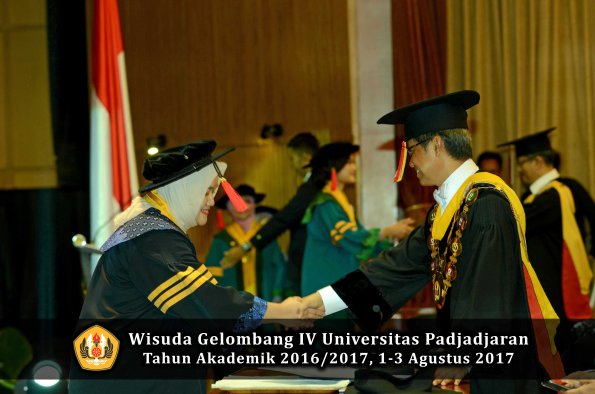 Wisuda Unpad Gel IV TA 2016_2017 Fakultas HUKUM oleh Rektor 011