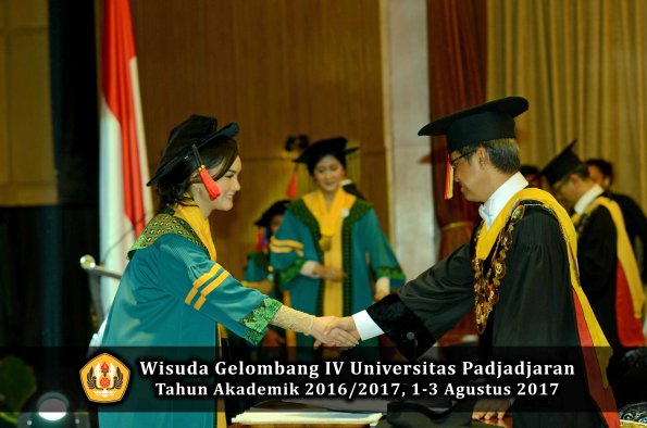 Wisuda Unpad Gel IV TA 2016_2017 Fakultas HUKUM oleh Rektor 015