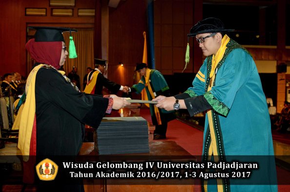 Wisuda Unpad Gel IV TA 2016_2017 Fakultas KEDOKTERAN oleh Dekan 021