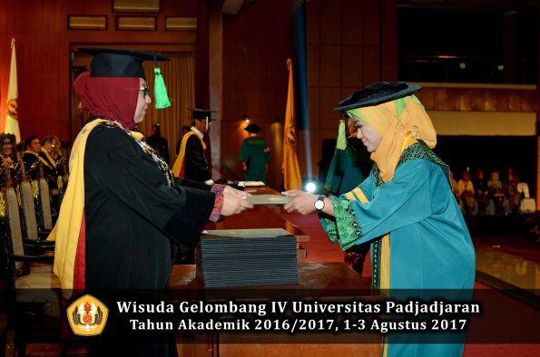 Wisuda Unpad Gel IV TA 2016_2017 Fakultas KEDOKTERAN oleh Dekan 028