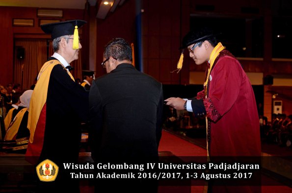 Wisuda Unpad Gel IV TA 2016_2017 Fakultas EKONOMI BISNIS oleh Dekan 090