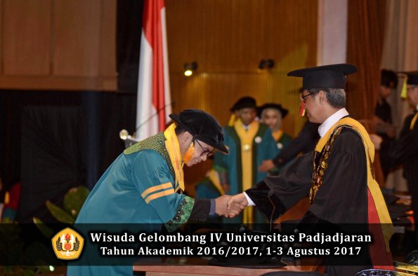 Wisuda Unpad Gel IV TA 2016_2017 Fakultas EKONOMI BISNIS oleh Rektor 012