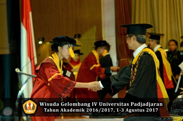 Wisuda Unpad Gel IV TA 2016_2017 Fakultas EKONOMI BISNIS oleh Rektor 061
