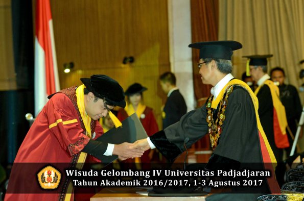 Wisuda Unpad Gel IV TA 2016_2017 Fakultas EKONOMI BISNIS oleh Rektor 070
