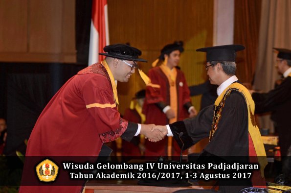 Wisuda Unpad Gel IV TA 2016_2017 Fakultas EKONOMI BISNIS oleh Rektor 079