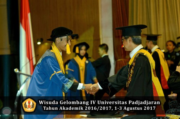 Wisuda Unpad Gel IV TA 2016_2017 Fakultas EKONOMI BISNIS oleh Rektor 162