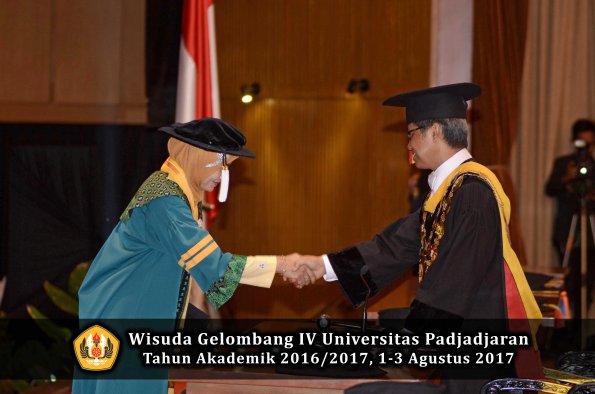 Wisuda Unpad Gel IV TA 2016_2017 Fakultas PASKASARJANA oleh Rektor 006