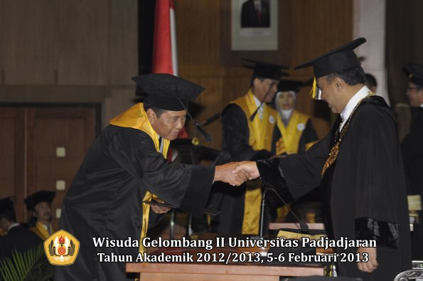 wisuda-unpad-gel-ii-ta-2012_2013-program-pascasarjana-oleh-rektor-029