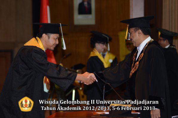 wisuda-unpad-gel-ii-ta-2012_2013-program-pascasarjana-oleh-rektor-071