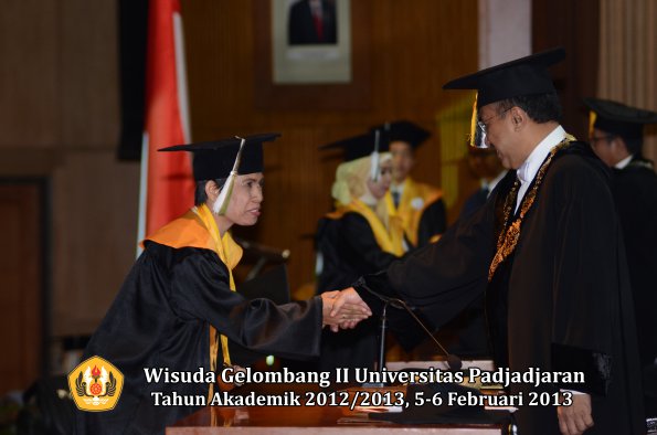 wisuda-unpad-gel-ii-ta-2012_2013-program-pascasarjana-oleh-rektor-076