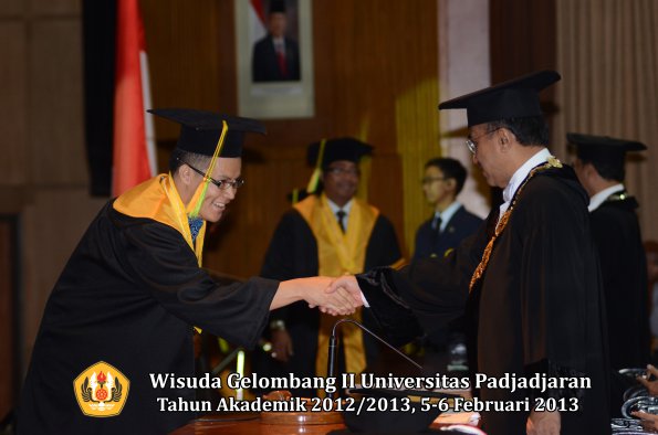 wisuda-unpad-gel-ii-ta-2012_2013-fakultas-ilmu-komunikasi-oleh-rektor-002